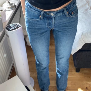 Blåa låg midjade jeans  - Mörkblå jeans, aldrig använda. Ord pris 300kr