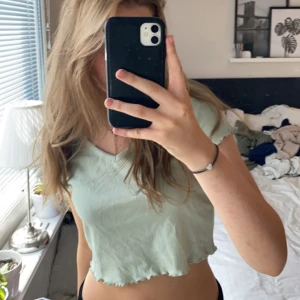 Grön kort t-shirt  - Grön kort gullig t-shirt med skönt material 