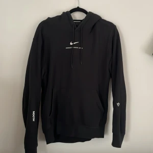 Nike huvtröja - Hör av vid fundering  