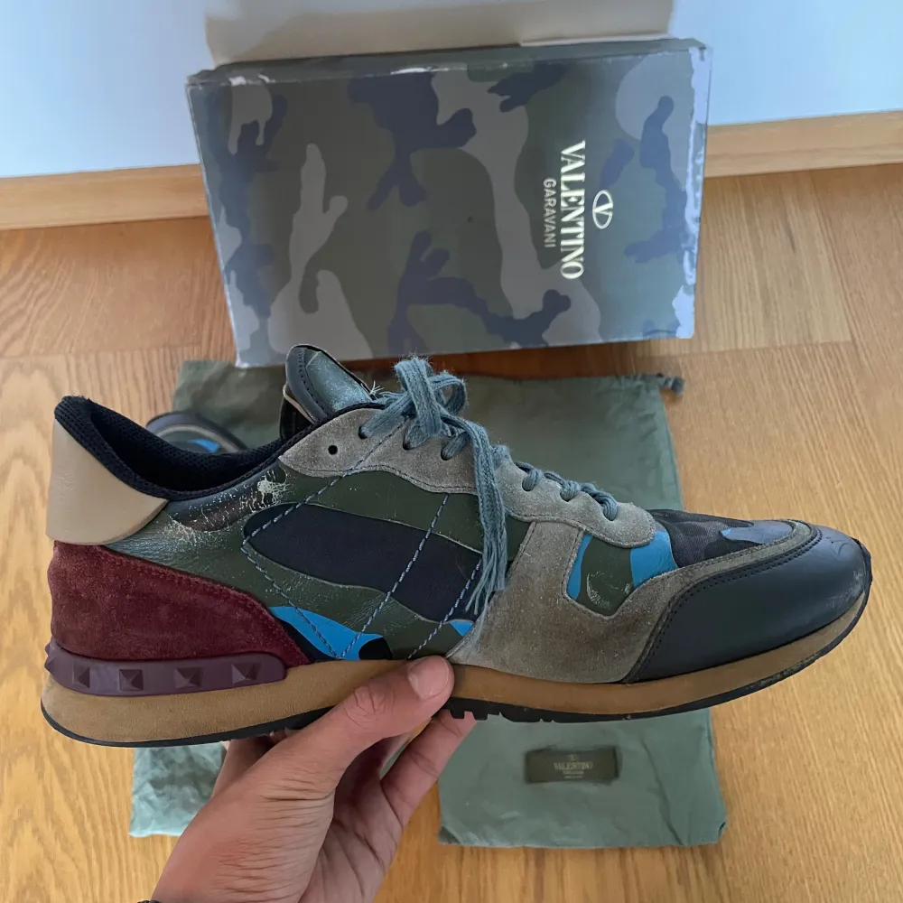 Valentino garavani Rockrunners | skick 6.8/10 slitning backre delen av skon | Storlek 44 | Box och Dustbag ingår | Nypris 7000kr vårt pris 1499kr | byten tas . Skor.