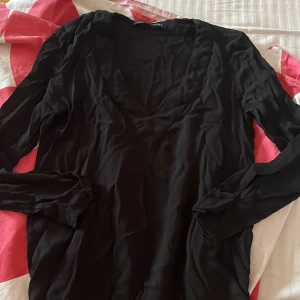 Svart Zara blus - Är använd bara ett fåtal gånger. Är skrynklig men det går bort i tvätten. Nypris:199kr. Köparen står för frakten ❤️
