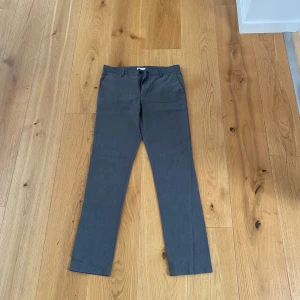 Kostym byxor/golfbyxor - Kostym byxor/golf byxor från Cubus i storlek 164 skicket är 9/10 använda 3-4 gånger passformen är Slim.