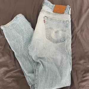 Jeans 501 Levis  - Hej, säljer ett par snygga ljusblåa Levis 501 jeans som inte används längre. Skicket är okej skulle väl säga 6/10. Märke på höger bakficka sen är det lite trasiga i sömnen på fickorna fram men inget man tänker på. Storleken är 32/32.