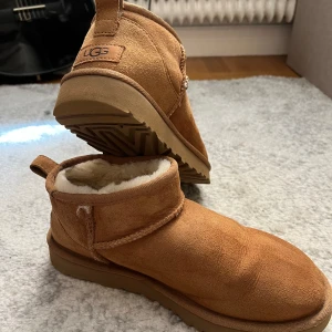 Uggs classic  - Säljer mina älskade Uggs då det inte är rätt sko för mig längre. Använda ca 5 gånger. Insidan ser lätt använd ut. Skriv till mig om du har frågor eller vill ha flera bilder 🥰