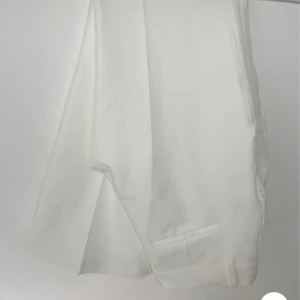 Low waist kostymbyxor  - Säljer dessa kostymbyxorna från bikbok som är köpta från Vinted men passade inte mig, dem är nya utan prislapp endast testade av mig själv. 