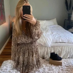 Zara klänning - Jättesnygg klänning från zara i jättebra skick🩷🥰den har storlek xs men sitter som en xs-s