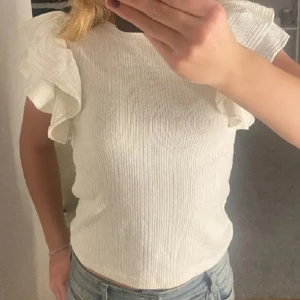 zara topp - cute top from zara, size S, bought from here, but never used! (not my photos)🤍