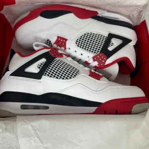Jordan 4 fire red - Storlek 44 Låda medföljer Använt fåtal gånger Kan fraktas