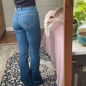 Mina favoritjeans har blivit för små🥲 Midjemått: 31 cm Innerbenslängd: 80 cm Jag är 163 cm😇