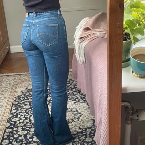 Lee jeans Breese - Mina favoritjeans har blivit för små🥲 Midjemått: 31 cm Innerbenslängd: 80 cm Jag är 163 cm😇