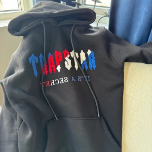 Trapstar tröja  - Sjukt snygg och bra kvalitet vill ba bli av med den för av priset! Tveka inte på att skriva vid funderingar