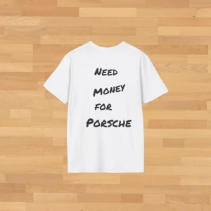 Need Money For Porsche T-Shirt - Säljer denna stilrena t-shirt för de som älskar Porsche! Den är helt ny, inga defekter. Skriv till mig vid fler frågor🤝