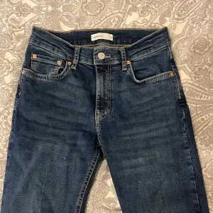 Jättefina bootcut jeans i storlek 36 från Gina Tricot som tyvärr inte passar mig i längden och jag är ungefär 172 cm lång💞