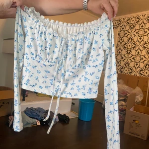 Fin blommig långärmad tröja till sommaren  - Väldigt fin💕 pris går att diskuteras💕