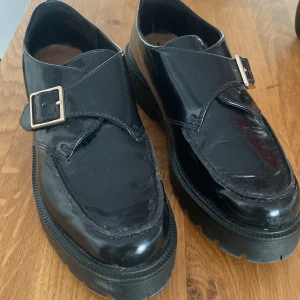 Loafers - Så snygga loafers med spänne  från HM. Använd en gång.  