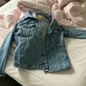 Jeansjacka  - Superfin jeansjacka i fin blå färg, aldrig använd endast testad. 