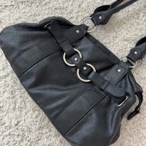 Handväska  - Sjukt snygg handväska, mått ca 32x22. Köp sker via köp nu, jag postar inom 24h. Kvar tills markerad såld❗️❗️