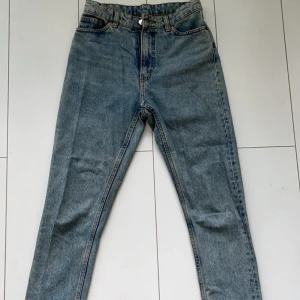 Monki Jeans  - Raka jeans från monki med slits på sidan i strl xs-s 