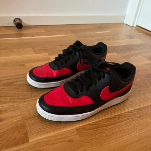 Nike court low - Hej säljer mina Nike court lowd eftersom jag inte använder dom. Bra skick, om ni är intresserade va inte rädd att skriva till mig. Storlek 41 kan sänka pris lite.