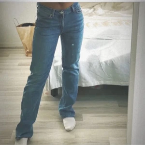 Lågmidjade jeans  - Säljer dessa fina lågmidjade jeans från weekday! Jättefint skick o knappt använda! Pris kan diskuteras 