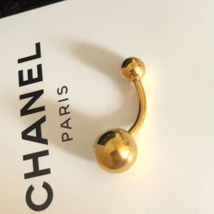 Navel piercing 18 karat guld på Steel  - Aldrig använd  Säker mot Allergier  18 karat guldplätering  Ska kunna tåla vatten utan att fort tappa färgen 