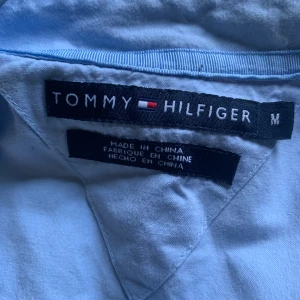 Tommy Hilfiger skjorta fint skick och den passar till vilken autfitt som hälst 👍😁 - Använd ksk Max 5-7 gånger så rätt ny. Storlek m  