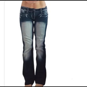 Blue queen jeans - Super snygga jeans men som tyvärr var för stora. Bra skick lite upptrampade men annars bra! Midja:36cm Ytterben: 99cm! Använd gärna köp nu 🫶OBS: lånade bilder