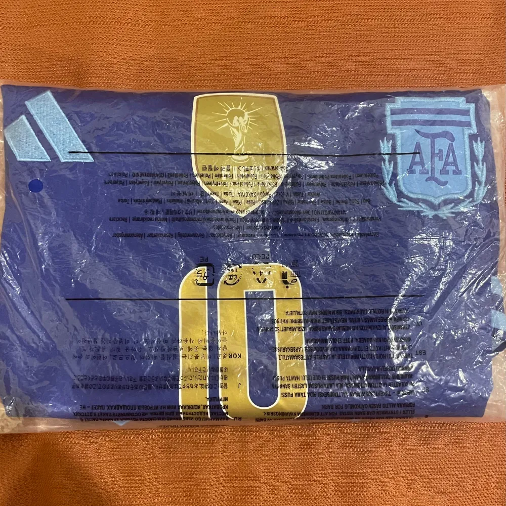 Säljer den a sjukt snygga Messi tröjan, i Argentinas bortaställ 2024/2025. Helt oanvänd och sprillans ny, har i båda m och s Hör av er! . T-paidat.