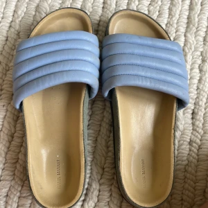 Intressekoll på Isabel marant 🌟 - Intressekoll på dessa superfina Isabel marant tofflor! Köpt för 3400 kr och säljs för 650 men priset kan diskuteras. Låda medföljer 🥰 