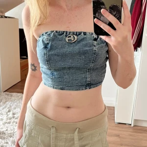 Jeans topp - Skit cool jeans topp i storlek XS. Toppen har ”gummi” högst upp på insidan som får tröjan att stanna kvar, och har även en dragkedja på ryggen. Säljs då tröjan tyvärr är förstor för mig, och har där av aldrig använts!💕🫶