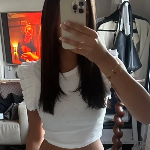 Volang tröja - Säljer denna volang tröja från Zara. Använt endast 1 gång o då fick minimala smink fläckar vid sidorna och int imitten och som lätt kan täcka fläckarna med håret så som i första bilden. 