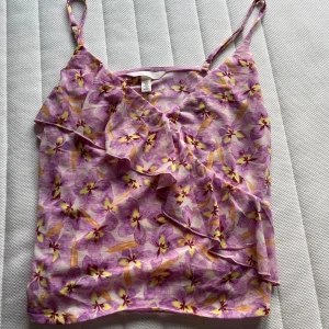 Blommigt linne - Jättegulligt linne från h&m som är använt två gånger. Så somrigt och skönt material! 💕