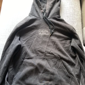 Calvin Klein hoodie - Riktigt fet Calvin klein hoodie skick 8/10 sitter som S mot xs hållet