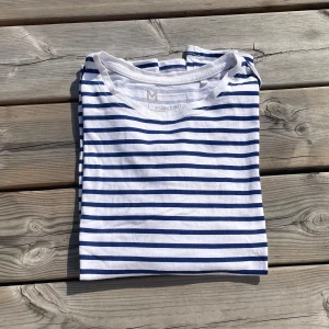 Basic baströja - Fin simpel vit tröja med blå ränder. Storlek M men passar S. Aldrig använd💞