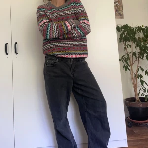 Holly & White stickad tröja  - Stickad tröja i medium som är mysig och perfekt till hösten!!❤️🤩Säljer då den inte kommer till användning