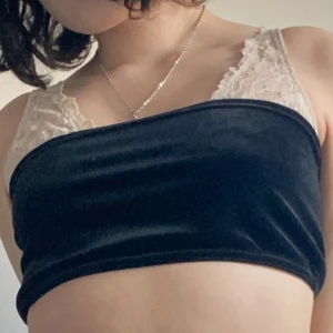 Axelbandslös boohoo-topp - Fin Boohoo-tubetop i sammet 💕 I gott använt skick. 