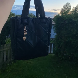 En väldigt fin💋 - Nästan helt ny ingår med lång band man kan även ta bort bandet🎀