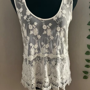 Himlafin spetslinne från BikBok - Jättefin, i jättefin skick, strl M från Bik Bok. Obs att provdocka har strl XS-S och linnen sitter utmärkt på 👍