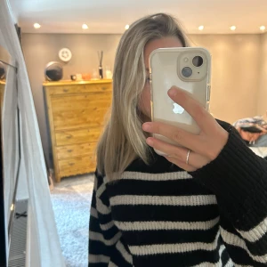 Stickad tröja  - Säljer denna svart vita långärmade stickade tröjan från H&M pågrund av att den inte används längre.   Pris kan diskuteras.  Hör gärna av dig vid frågor!