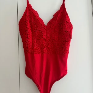 Röd spets body - Använd en gång