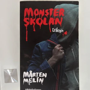 Monster skolan - Monster skolan : trilogin, en bok som passar alla, stora som små. Det finns tre olika berättelser som i stort sätt hör i hop med varandra. En sida har blivit riven ( se bilden ovan) 