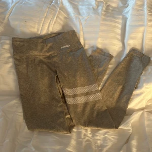 Beige stronger träningsbyxor  - Bra skick inga missfärgningar eller liknande🤍