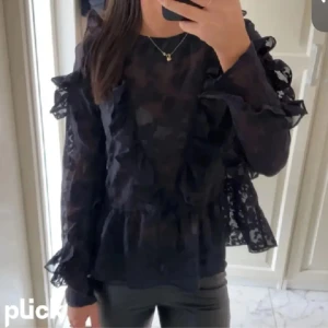 Jättetrendig blus!!💓 - Bra skick!! Säljer endast vid bra bud💓💓 Det är storlek 38 men passar som en xs💓