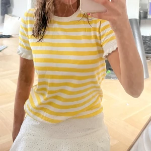 Randig topp💛 - Så söt topp från neo noir!💛💛 använd fåtal gånger