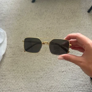 Solglasögon  - Solglasögon ifrån NA-KD 