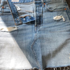 Levi’s jeanskjol - Super snygg jeanskjol med märket  Levi’s . Storlek 27. Skulle jämfört den med storlek S / 36-38. Kjolen är som ny i skicket 🤩