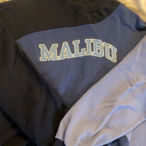 Pullnbear tjocktröja - En super gullig tjocktröja från pullnbear. Kommer inte till använd, men är skön och känns som en hoodie💓 storlek xs men skulle säga att den passar S och M också eftersom tröjan är oversize.