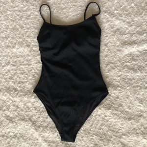 Svart baddräkt  - Svart baddräkt från H&M😁 Kontakta mig om du är intresserad eller har frågor!