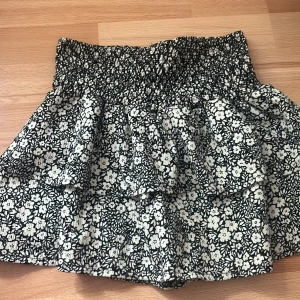 Volang mönstrad kjol - Priset går att diskuteras!