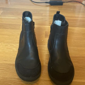 Svarta skor - Svarta skor i storlek 36 från din sko. Är lite slitna på sidorna men annars i gott skick. Använda ganska mycket.
